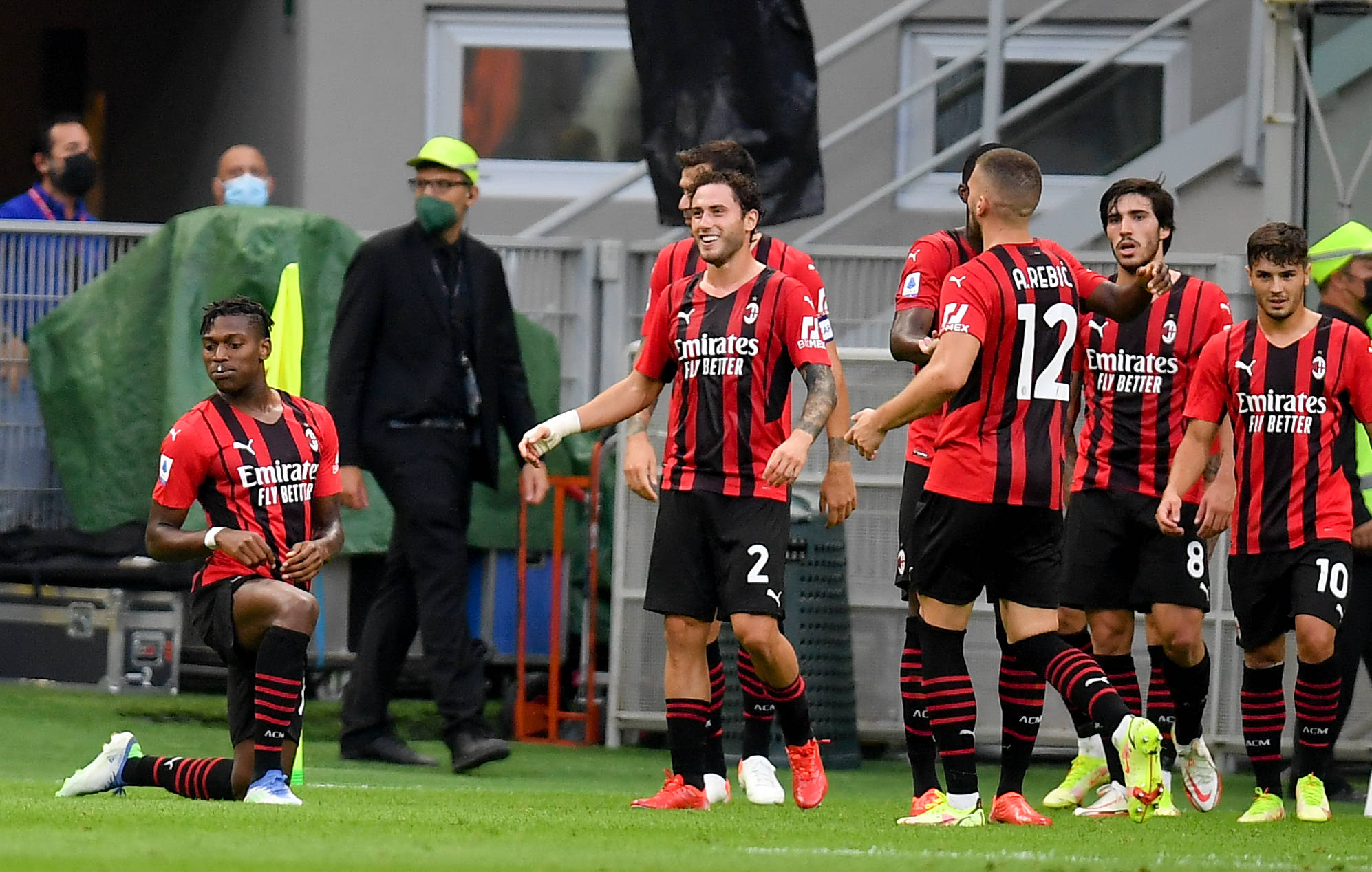 另一个半球的思念，奥斯卡晒出在家观看海港亚冠比赛照片（远隔半球仍心系海港，奥斯卡在家观战亚冠晒照）