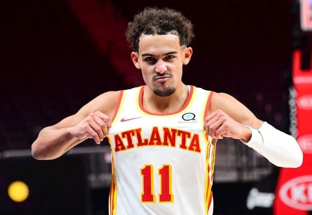 希尔德在更衣室给大家发圣诞礼物，憨憨的（希尔德在更衣室为队友派发圣诞礼物，暖心又可爱）