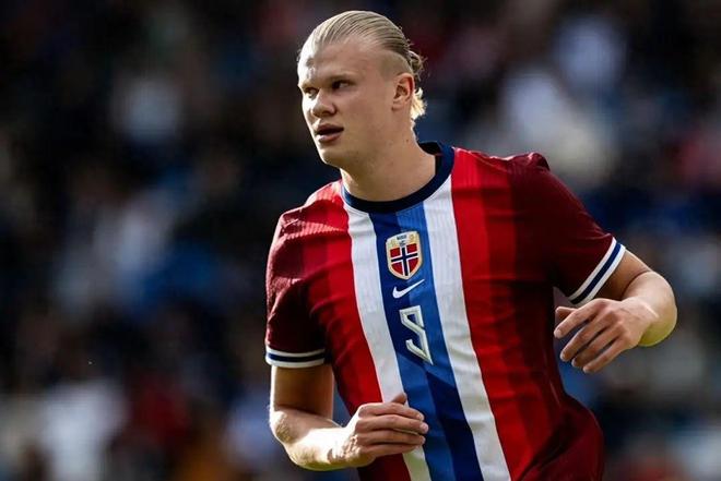 曼联主场4比1大胜狼队，B费梅开二度，姆贝莫、芒特破门，终结对手不胜纪录，升至第六。（曼联主场4-1横扫狼队：B费双响，姆贝莫、芒特建功，终结对手不胜纪录，升至第六位）