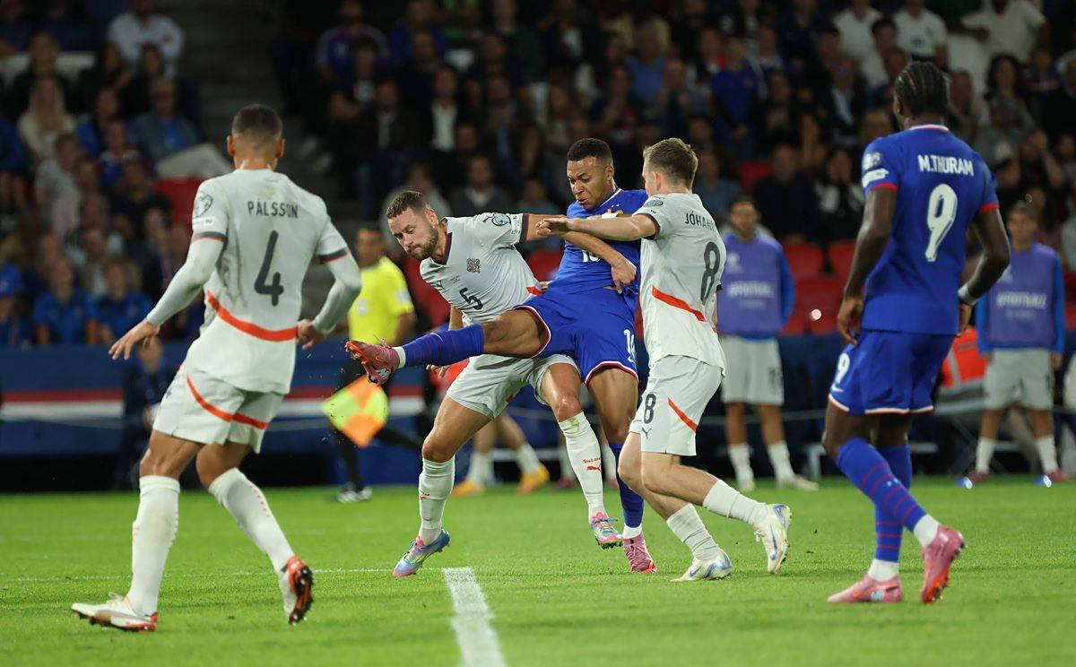 弗兰克：罗梅罗和范德芬配合越来越默契，很享受和他们共事（弗兰克：罗梅罗与范德芬配合愈发默契，我很享受与他们合作）