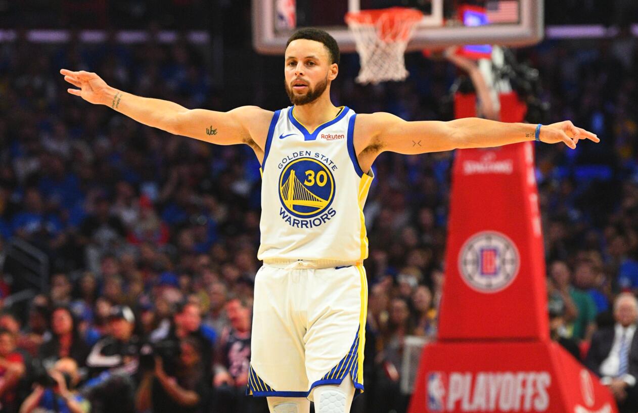 感受土超的气氛，埃德森在伊斯坦布尔德比中遭球迷投掷塑料杯（土超氛围拉满：伊斯坦布尔德比中埃德森遭球迷掷塑料杯）