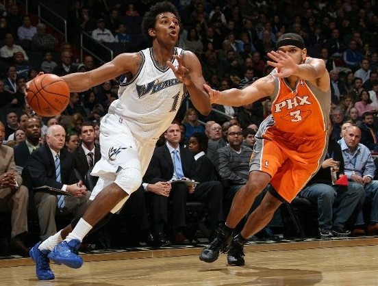 马刺半场4人得分上双，命中11记三分领先鹈鹕20分（半场马刺四人得分上双，投进11记三分，领先鹈鹕20分）