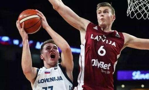 篮球赛场上的精彩瞬间：李悦洲反击妙传张洪硕（篮球赛高光瞬间：李悦洲快攻妙传张洪硕）