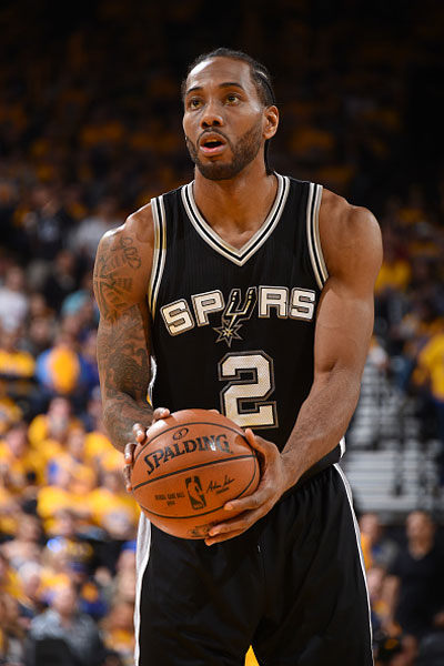 欧文快攻压哨上篮，全场沸腾（欧文压哨快攻上篮引爆全场）