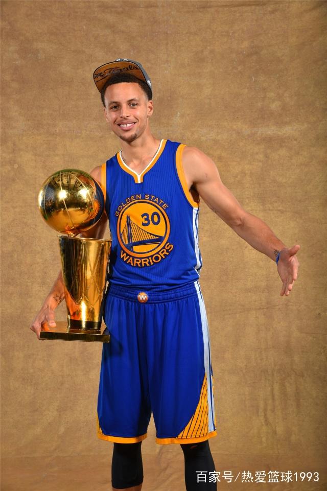 又伤了！巴萨官方：奥尔莫左肩脱臼，预计伤缺一个月（巴萨官宣奥尔莫左肩脱臼，预计缺阵一个月）