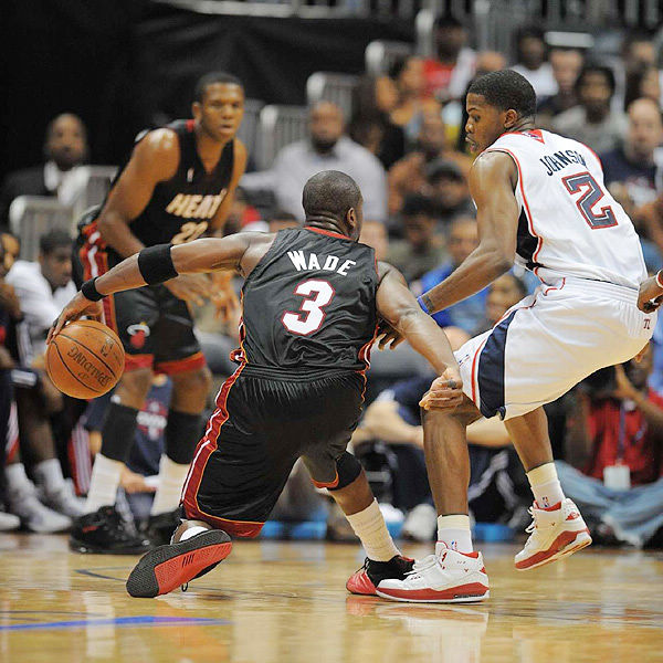 王刚随北京国安六年后终夺足协杯冠军，球迷泪洒现场（六年磨一剑，王刚随国安圆足协杯冠军梦，球迷现场落泪）