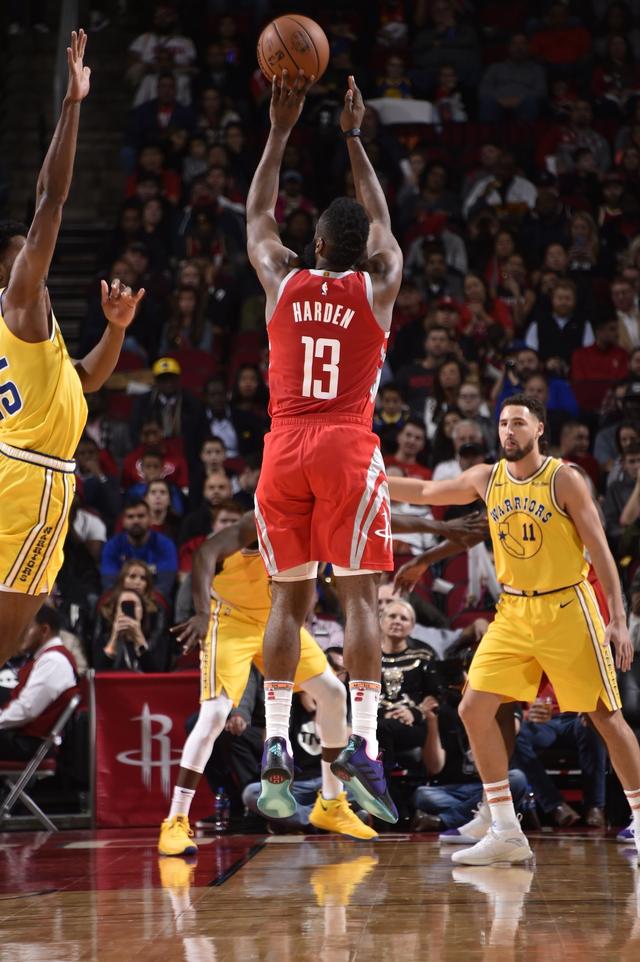 柏林联合0-0弗赖堡，场面火爆，两队8人染黄（柏林联合0-0战平弗赖堡，火药味十足，两队共领8黄）