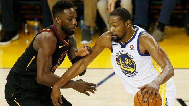 辽宁半场远投12中6，四名球员均有三分入账（辽篮上半场三分12投6中，四人都有三分进账）