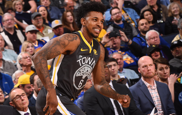 身体素质劲爆！塔克&桑普森新赛季首秀合砍26分11板3助（体能爆棚！塔克和桑普森新赛季首秀合砍26分11板3助）