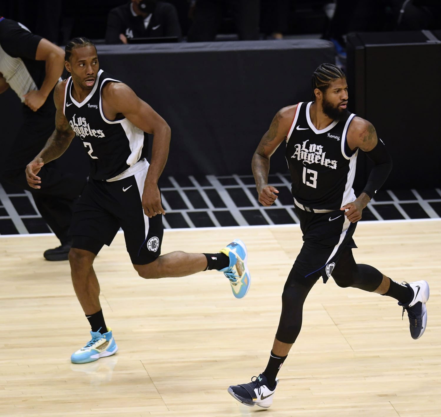 唐斯防守端展现惊人实力，多次成功封（唐斯防守端统治级发挥，多次成功封盖）