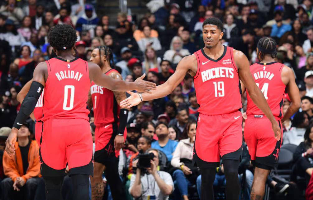 对手整场都被他点名单打（对手整场遭他点名单吃）