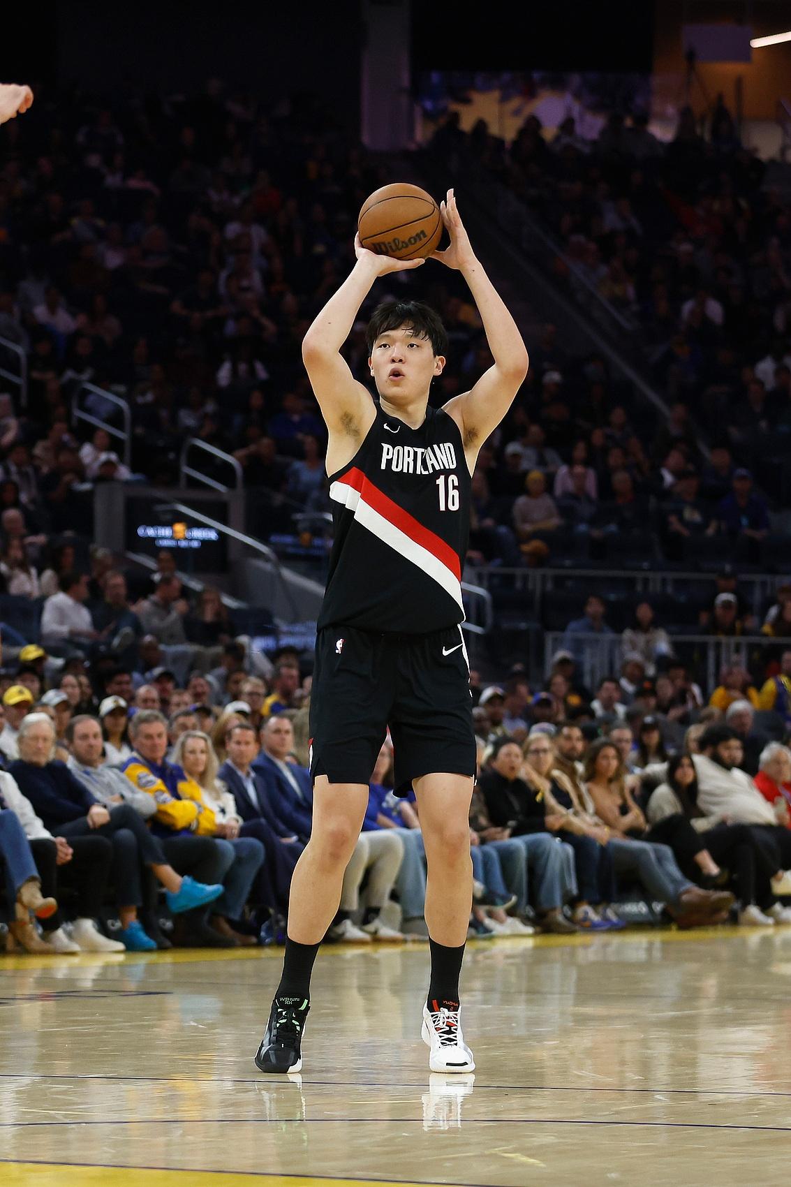 杜兰特连续得分，全队士气高涨（杜兰特火力全开，带动全队士气飙升）